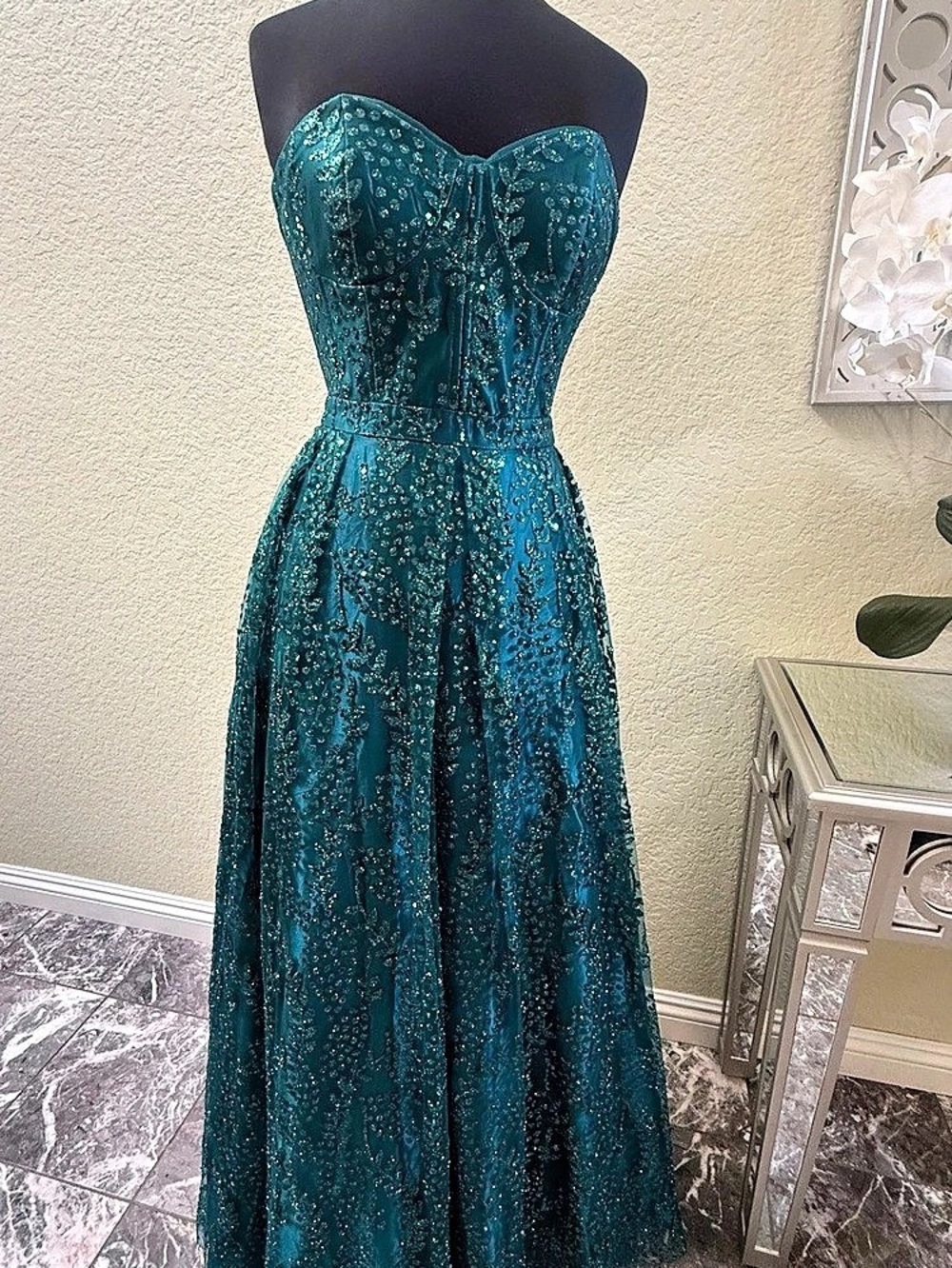 Blondie Nites Emerald Strapless
Sequined Evening Gown Size 3